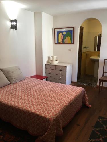 - une chambre avec un lit, une commode et une salle de bains dans l'établissement La Breteche, à Alzonne