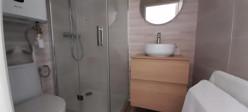 une salle de bain avec une douche, un lavabo et des toilettes dans l'établissement Studio 419, Port Vénus au village naturiste, au Cap d'Agde