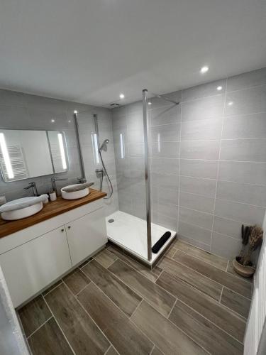 une salle de bain avec deux lavabos et une douche dans l'établissement La Casa del TH, à Auxonne