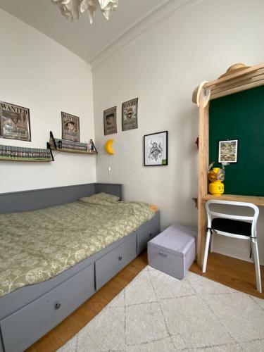 une chambre avec un lit, un bureau et une chaise dans l'établissement T2 spacieux et lumineux Bordeaux centre, à Bordeaux