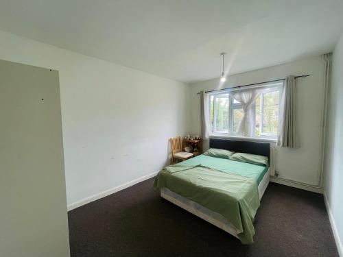 Postel nebo postele na pokoji v ubytování Ilford rooms