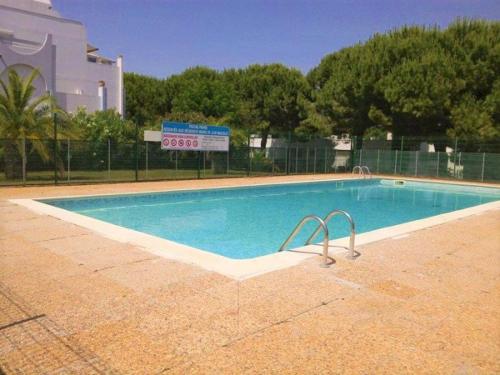 une grande piscine dans un immeuble dans l'établissement Studio Cabine avec Piscines, Parking, Proche Mer et Commerces - FR-1-307-61, au Grau-du-Roi