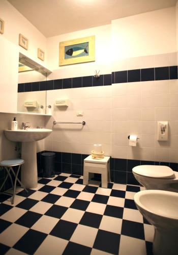 a bathroom with a black and white checkered floor at Mai senza Mare in Levanto