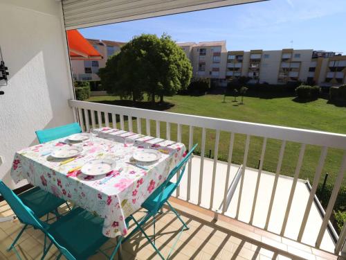 - une table avec des plaques sur le balcon dans l'établissement Studio cabine, terrasse au Grau-du-Roi, proche plage et commerces - FR-1-307-96, au Grau-du-Roi
