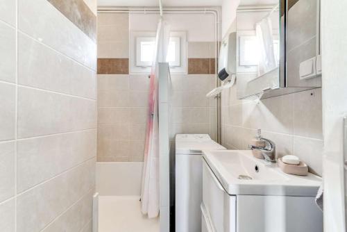 une salle de bain blanche avec un lavabo et une douche dans l'établissement SP000-017B Appartement 3 pièces - jusqu'à 5 personnes - Saint Pierre la mer, à Saint Pierre La Mer
