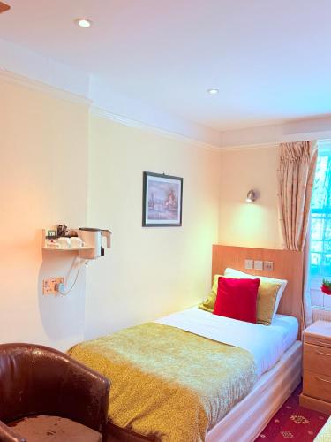 En eller flere senge i et værelse på Albro House Hotel, London