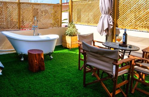 Koupelna v ubytování Old Town Rhapsody, Cosy 2-Floor Home with Rooftop Bathtub, BBQ & Lounge Under Sun Umbrellas