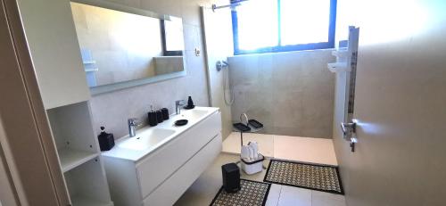 Ένα μπάνιο στο Appartement dans maison contemporaine