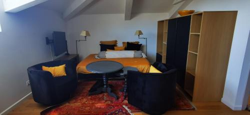 une chambre avec un lit, une table et des chaises dans l'établissement Appartement dans maison contemporaine, à La Croix-Valmer