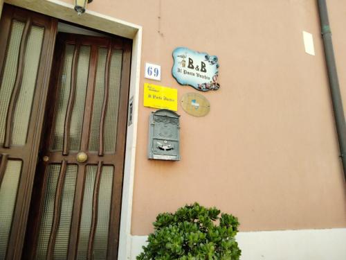 a building with a mailbox on the side of it at B&B Guest House Il Porto Vecchio in Stintino