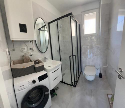 un bagno con doccia, WC e lavandino di Calming elegance in Split a Spalato (Split)