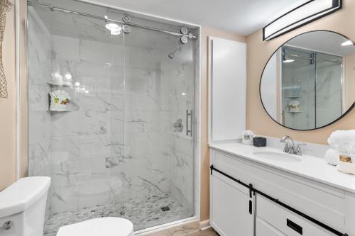 ein weißes Badezimmer mit Dusche und Waschbecken in der Unterkunft Capri by the Gulf 108 - Beachy Keen Bungalow in Destin