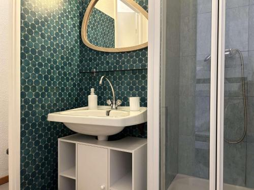 une salle de bain avec un lavabo et un miroir dans l'établissement Appartement à 50m de la plage, 6 couchages - FR-1-229D-147, à Fleury