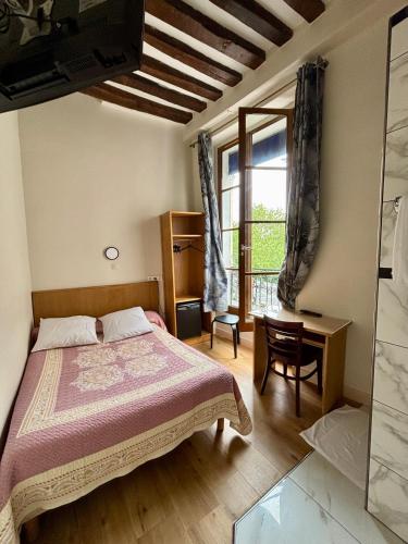 une chambre avec un lit et une grande fenêtre dans l'établissement Hôtel Des Fontaines, à Paris