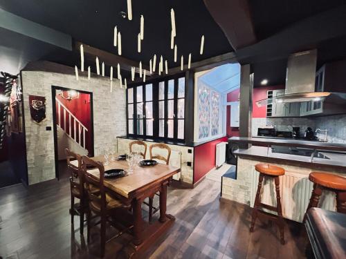 une cuisine avec une table en bois et quelques chaises dans l'établissement Harry Potter L'expérience, Nuit Magique à Poudlard, à Sedan