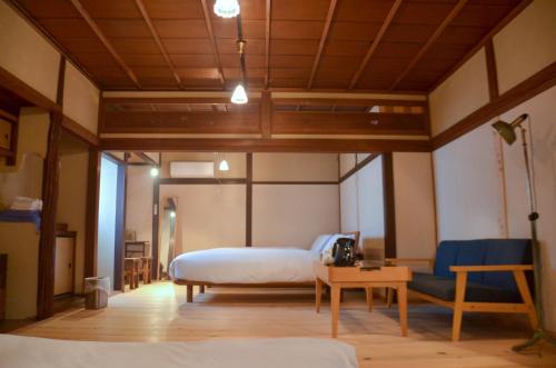 Postel nebo postele na pokoji v ubytování 篠山城下町ゲストハウス inosica