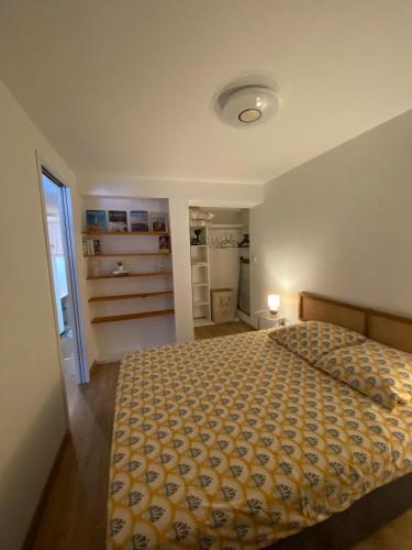 - une chambre avec un lit et une couette jaune dans l'établissement Charmant T2 Centre ville Bastia, à Bastia