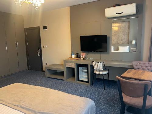 Acar Suite Hotelにあるテレビまたはエンターテインメントセンター