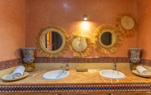 een badkamer met 2 wastafels en 3 spiegels bij Villa Dahlia in Marrakesh