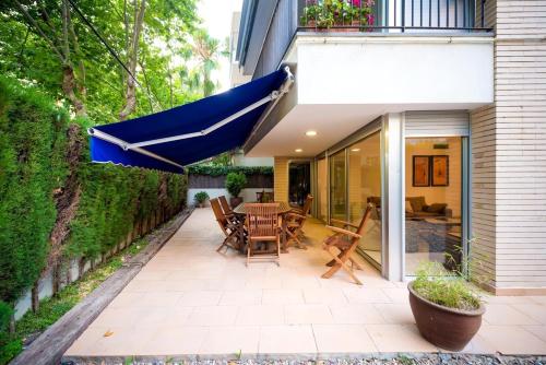 Ground floor with garden a few meters from the sea