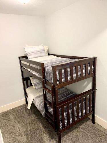 Katil atau katil-katil dalam bilik di LG Lofts -1 bedroom unit in Kiel close to Road America Elkhart Lake