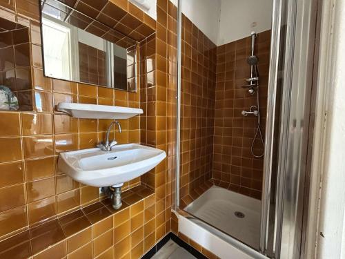 une salle de bain avec un lavabo et une douche dans l'établissement Studio 2-4 pers avec terrasse et vue mer, Port-Vendres, calme, proximité centre - FR-1-225C-7, à Port-Vendres
