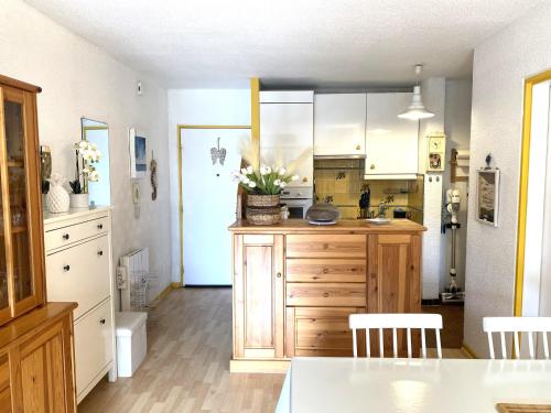 une cuisine avec un évier et un plan de travail dans l'établissement T2 Moulleau centre parking, clim, wifi,C229, à Arcachon