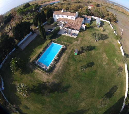 une île avec une maison et une piscine dans l'établissement Mas du petit Tamaris, à Arles