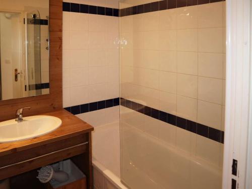 une salle de bain avec un lavabo, une baignoire et une douche dans l'établissement Appartement skis aux pieds avec piscine (6 pers) - Les Orres 1800 - FR-1-322-480, aux Orres