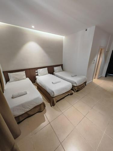 a room with two beds in a room with at New Metropole Hotel - Jerusalem in Jerusalem