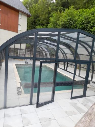 - un pont en verre sur une piscine dans une maison dans l'établissement Appartement cosy à Saint-Lary-Soulan 28 m² avec piscine, à Saint-Lary-Soulan