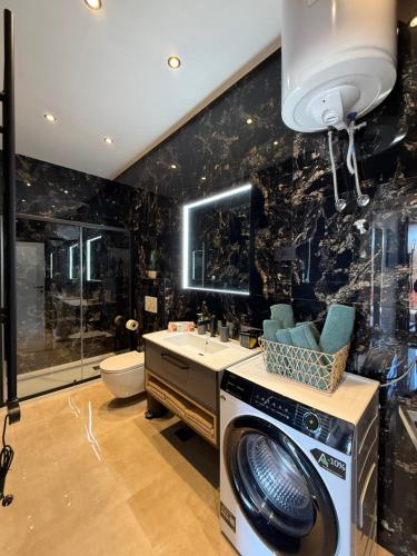 ein Badezimmer mit Waschmaschine in der Unterkunft Apartment Batinica in Šibenik