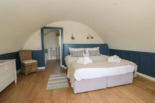 een slaapkamer met een groot bed met handdoeken erop bij Torsa in Oban