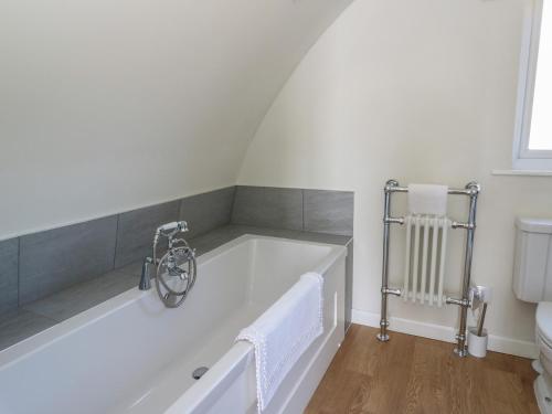 een badkamer met een wit bad en een toilet bij Torsa in Oban