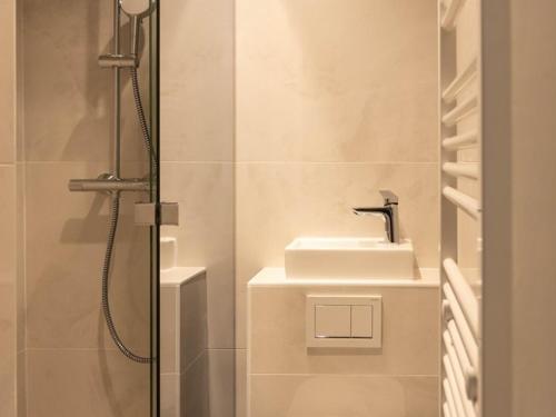 une salle de bain avec un lavabo et une douche dans l'établissement T2 au Lavandou face à la mer pour 4 personnes - FR-1-803-80, au Lavandou