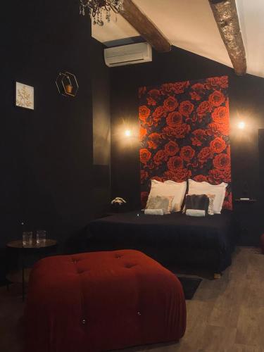 - une chambre avec un lit orné d'un mur floral rouge dans l'établissement Love room Narbonnaise, à Narbonne