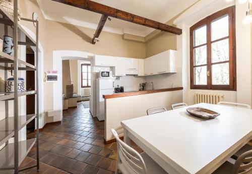 a kitchen with a white table and chairs at Crespi d'Adda a "colori" in Capriate San Gervasio