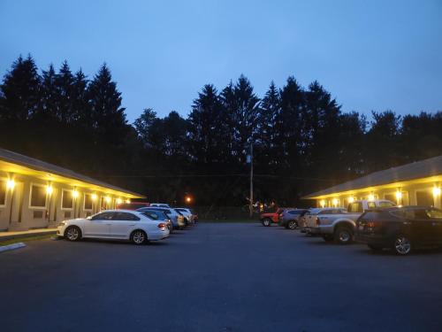 a group of cars parked in a parking lot at Glenwood Inn - Stroudsburg in Delaware Water Gap