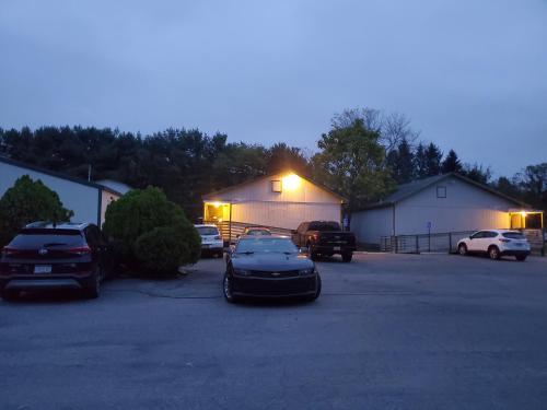 a group of cars parked in a parking lot at Glenwood Inn - Stroudsburg in Delaware Water Gap