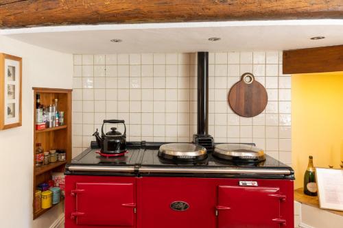 Dapur atau dapur kecil di Plas Newydd with Swimming Pool, Fire Pit, and Log Fires