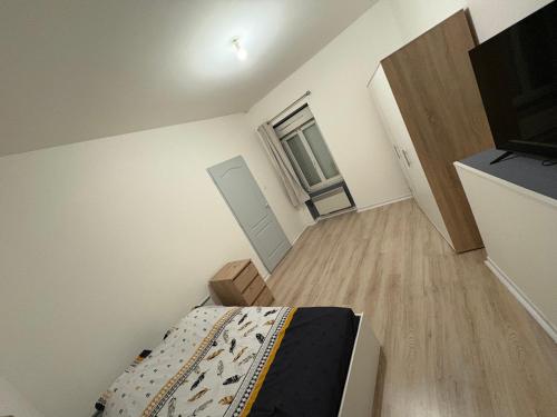 une petite chambre avec un lit et une fenêtre dans l'établissement Studio cosy, à Le Teil