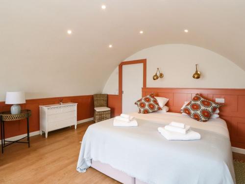 een slaapkamer met een groot wit bed in een kamer bij Losal in Oban