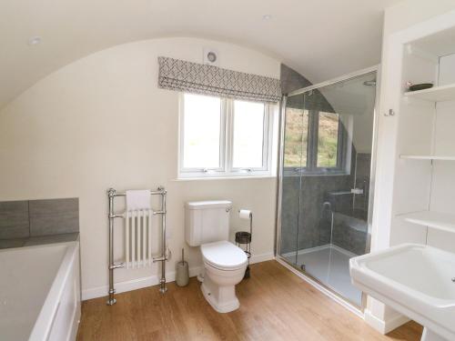 een badkamer met toilet, douche en wastafel bij Losal in Oban