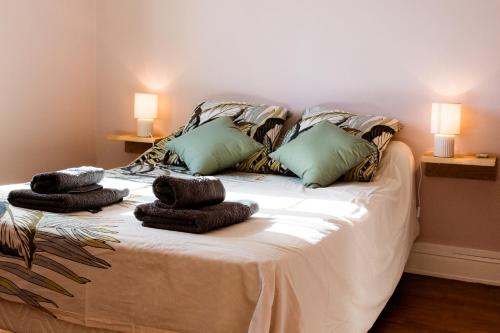 - un lit avec serviettes et 2 lampes dans l'établissement Pays Basque Gite Munhoa, à Anhaux