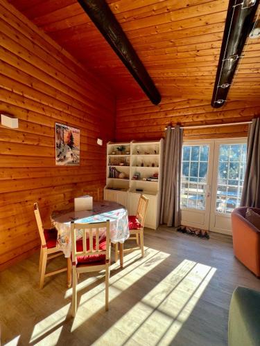 une salle à manger avec une table et des chaises dans l'établissement Le cocon de La Bresse, à La Bresse