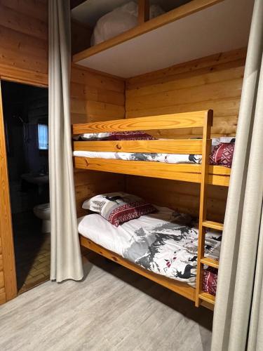 - une chambre avec des lits superposés dans une cabine dans l'établissement Le cocon de La Bresse, à La Bresse