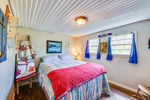 Postel nebo postele na pokoji v ubytování Fenced Yard Quaint Cabin Near Lake Texoma!