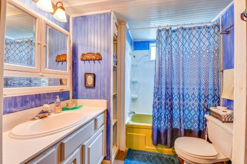 Koupelna v ubytování Fenced Yard Quaint Cabin Near Lake Texoma!