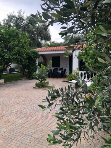 a courtyard of a house with a patio at Casa vacanza Green in Mattinata