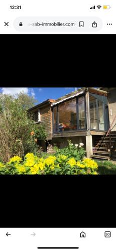 ein Bild von einem Haus mit gelben Blumen in der Unterkunft Maison et Jardin in Privas